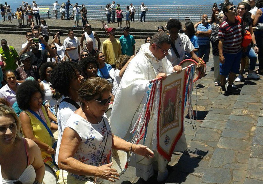Celebração percorreu presépios do Santuário até chegar na Ermida. Imagem: Arquidiocese de BH