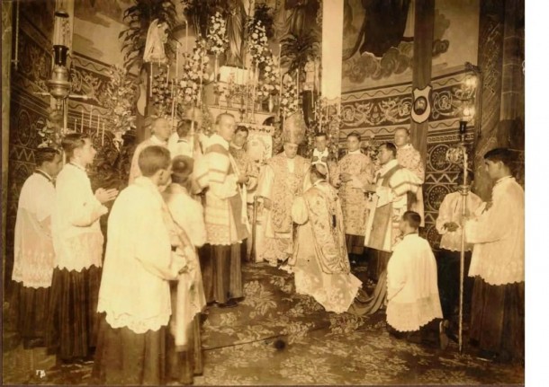 Dom Antônio dos Santos Cabral, primeiro Arcebispo de Belo Horizonte, recebendo a imposição do pálio do Núncio Apostólico Dom Henrique Gasparri, 1924 [4]